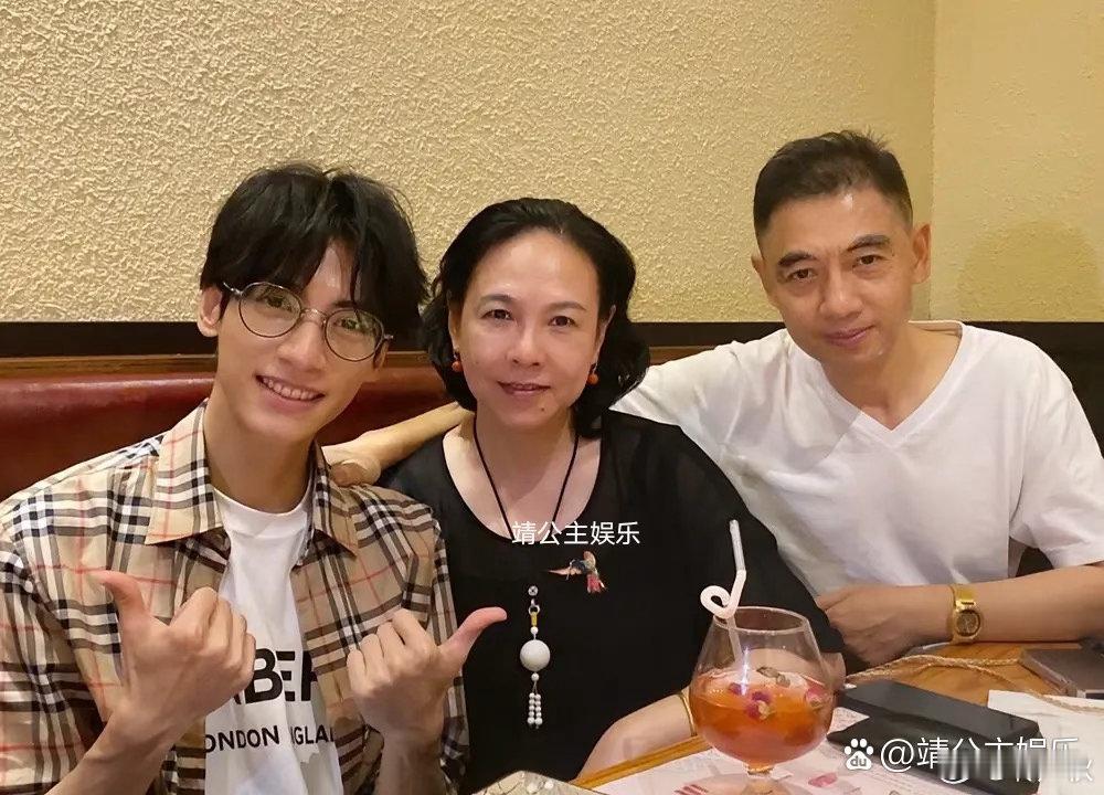 38岁罗云熙现身成都老家，陪父母逛街 