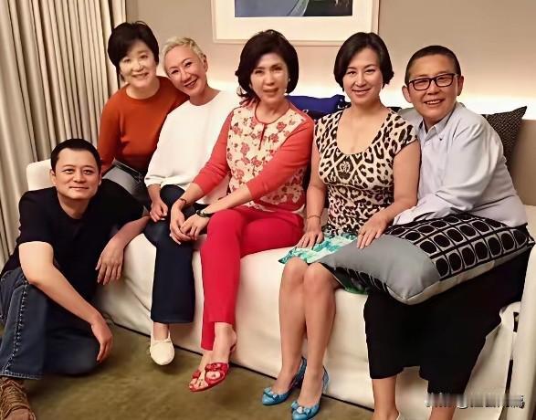 这才是香港顶级私人聚会局！
 
席地而坐：张叔平，香港殿堂级美术指导，王家卫长期