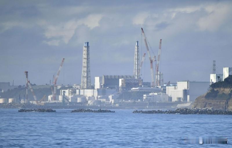 日本重启福岛核污染水排海作业，此前因地震风险暂停排放计划。这一决定引发国际社会广