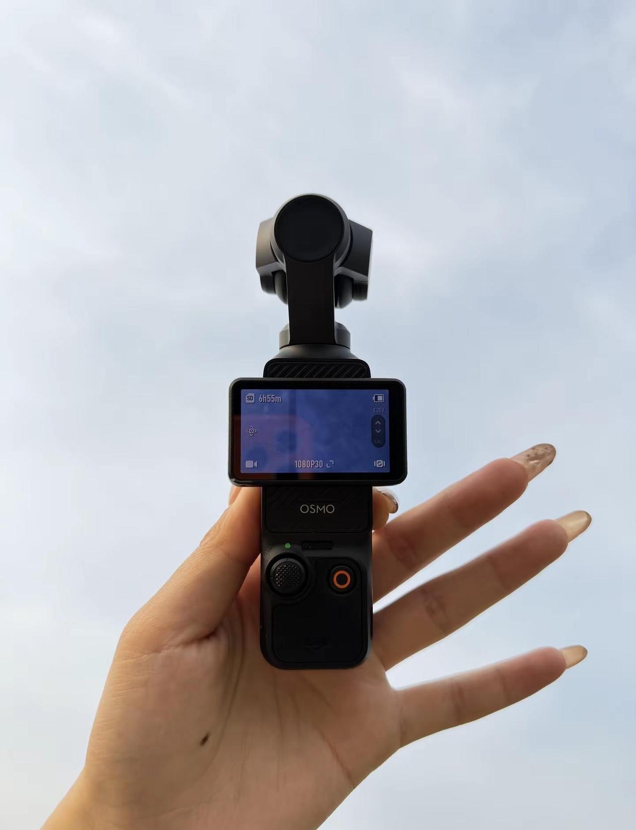 我想把自己养的开开心心，快快乐乐的，穿的漂漂亮亮的，说话温温柔柔的，一副与世无争