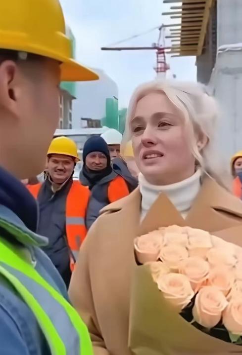“这也太浪漫了吧！”俄罗斯姑娘在工程结束前，捧着束鲜花凑到在俄打工的中国小伙跟前