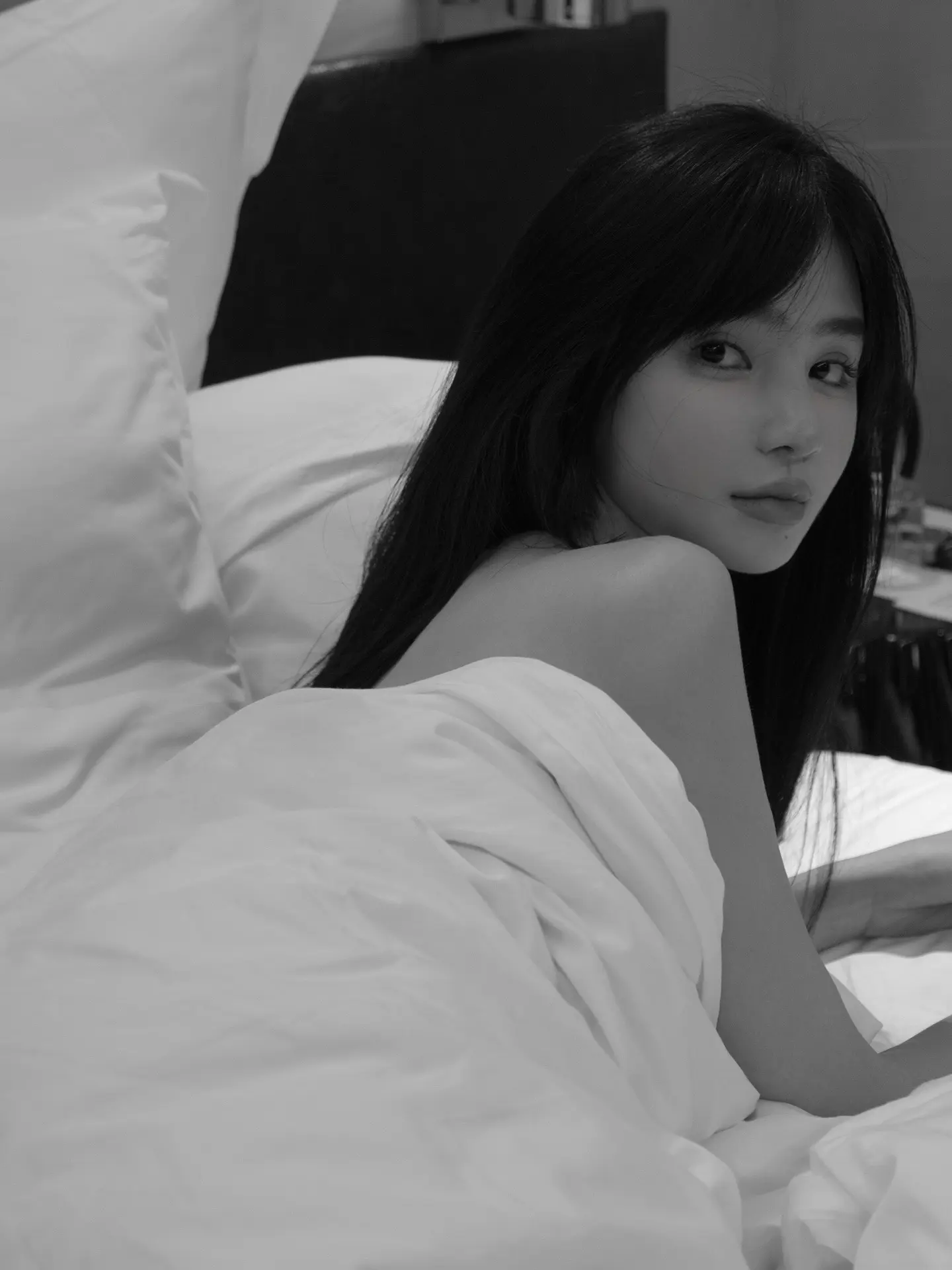 像救赎的光又像坠落的灰。