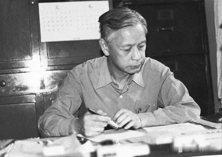 1959年，他瞒着妻子，偷偷把一管不明液体，灌进不满一岁的儿子嘴里，看着儿子对他