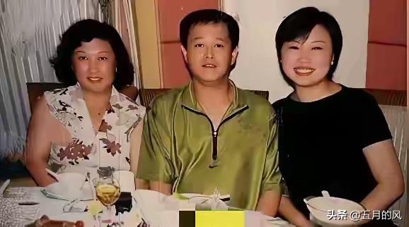 赵本山年轻时真的好青涩呀。两边美女相拥，气派十足。左边应该是高秀敏，右边的是谁？