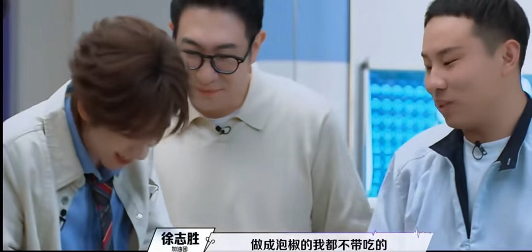 贺峻霖尝试外科打结原来外科方结这么难！贺峻霖跨界尝试直接整不会，真切感受到隔行如
