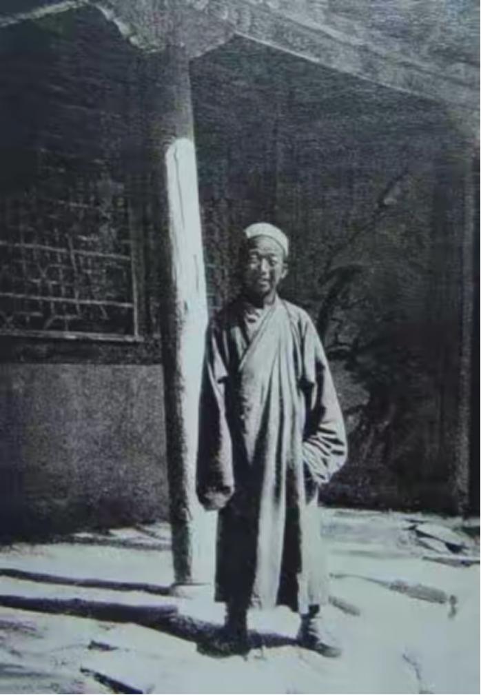 1899年，民工杨果在清理莫高窟的积沙，他用草点烟，把草节插进墙缝里。看到余烟没