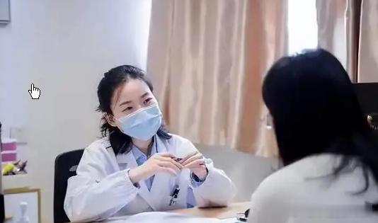 27岁糖尿病女孩熬夜喝奶茶差点失明27岁糖尿病女孩熬夜喝奶茶差点失明 一位27岁