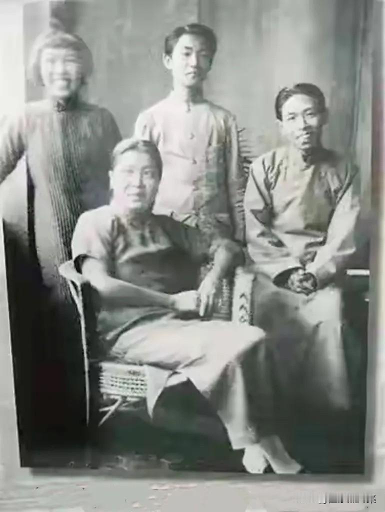 1938年10月，茅盾（右一）与夫人孔德沚（前）及子女在香港九龙太子道寓所时的合