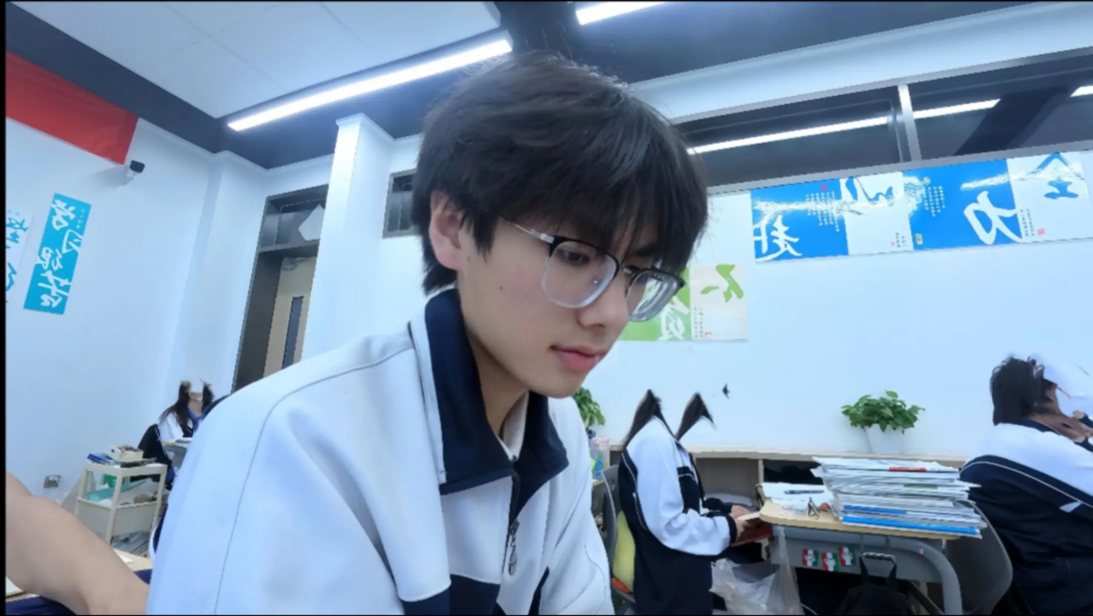 那晚我尿的很高 还以为可以挡住脸上的眼泪。