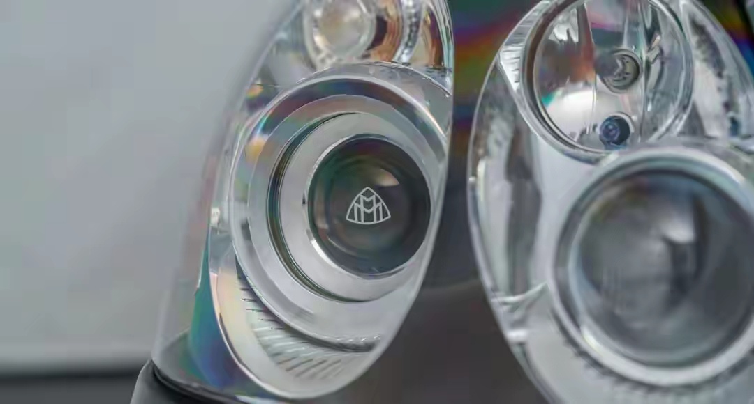 迈巴赫57S是迈巴赫公司推出的一款顶级豪华轿车，它基于梅赛德斯-奔驰W220平台