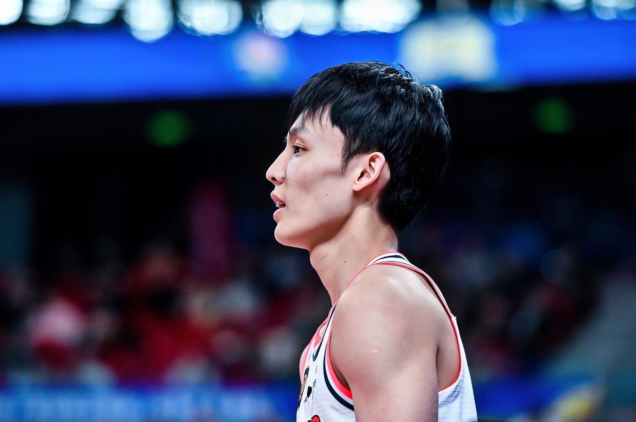徐杰：胡队，恭喜啊！三连胜轻松晋级男篮亚洲杯八强！！！
胡明轩：杰哥，你没事吧？