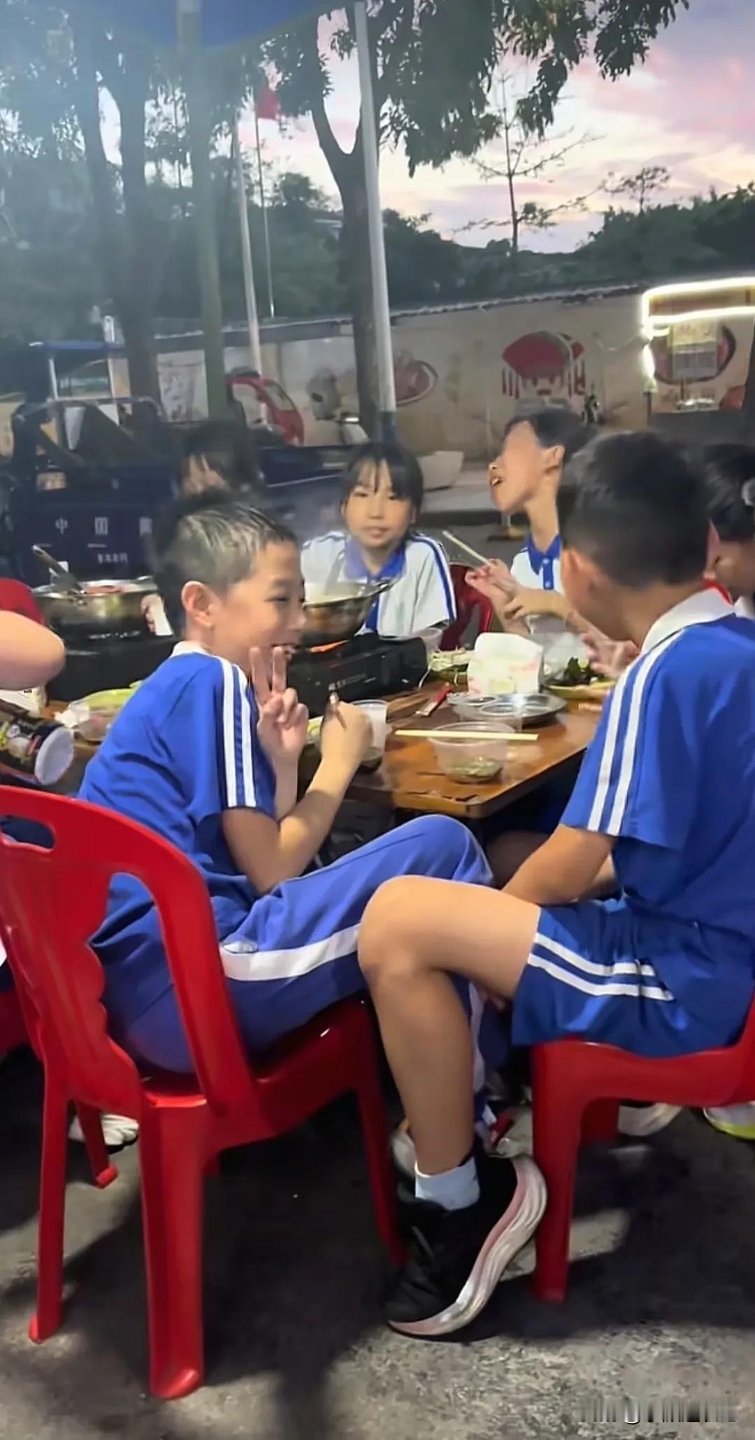 深圳坪山发生暖心一幕：4年级小朋友给同学庆生，一问一答温暖了在场所有人。5月13