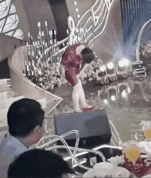 露身不露光，何必很慌张？
台上一露脸，台下一阵欢！
本是喜之事，何不露真戏？
表