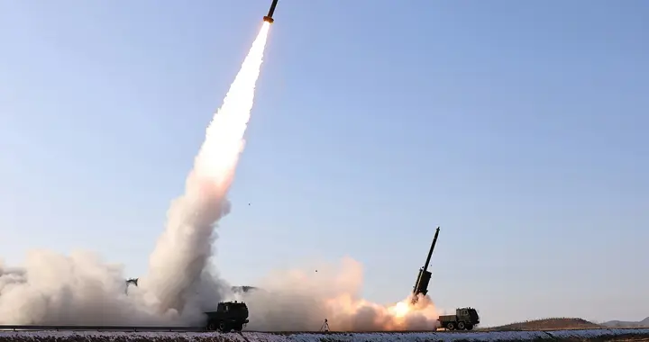 朝鲜导弹总局进行大口径火箭炮武器系统试射