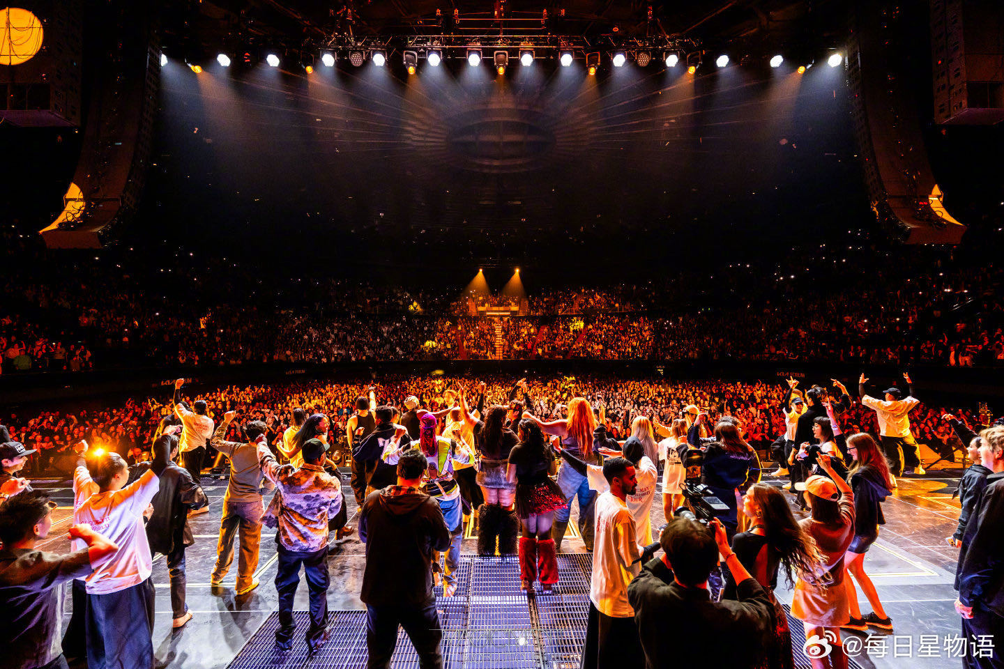 王嘉尔希望你们对自己好一点 舞台上是王者，舞台下是暖男。嘉尔的每一句话都戳中我心