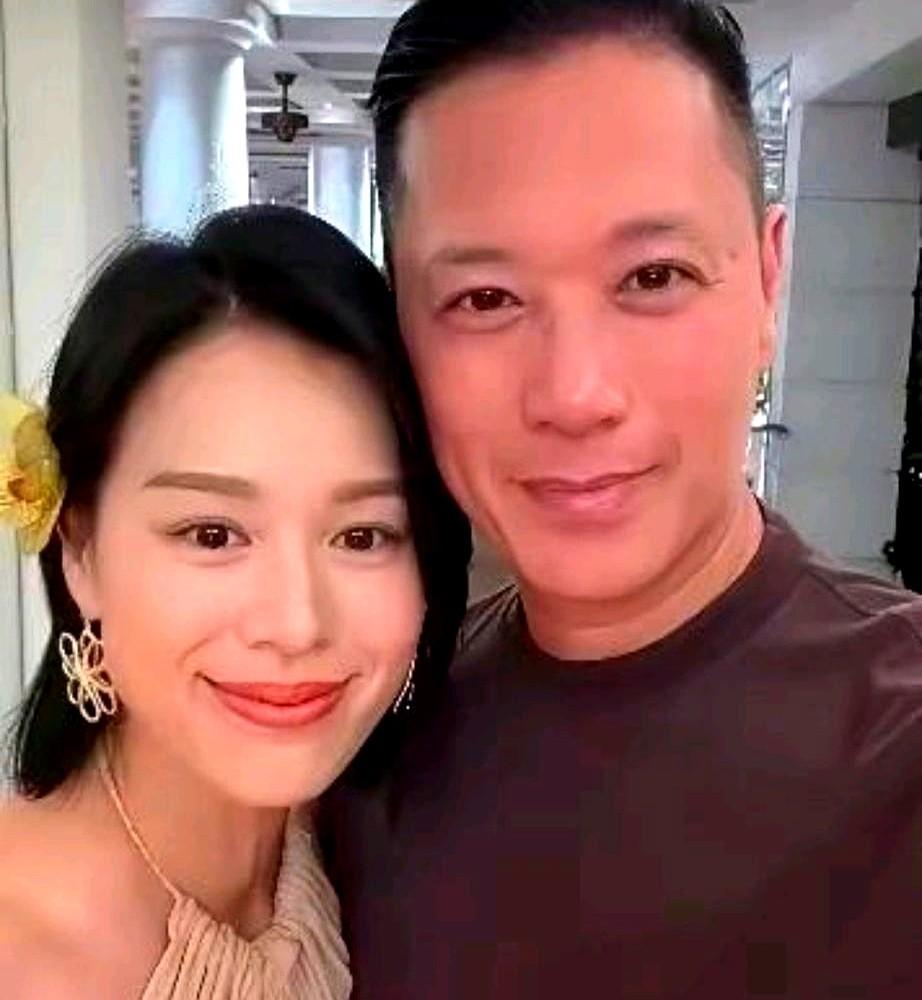 老婆谈了八年的前男友在隔壁桌，现任老公直接起身张开了双臂。
　　吉隆坡餐厅里，李