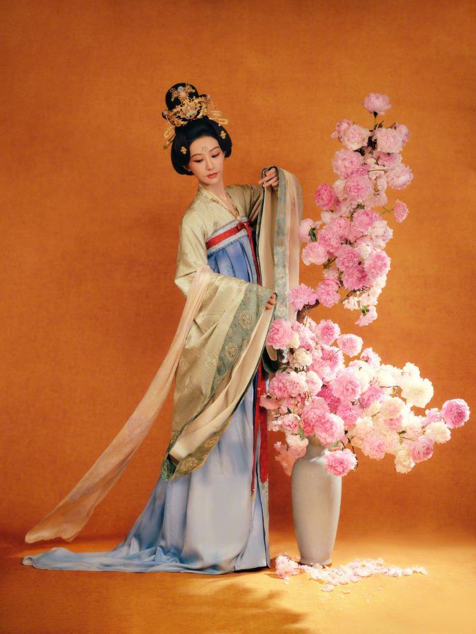 重生之何惟芳勇闯护肤圈？《国色芳华》中何惟芳穿越到现代，怕是会毫不犹豫地投身美妆