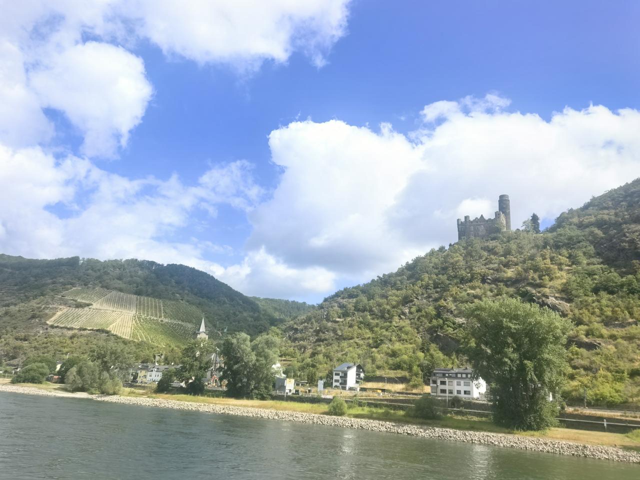 鼠堡（Burg Maus）：莱茵河谷与猫堡对峙的教会古堡。坐落于世界文化遗产上中