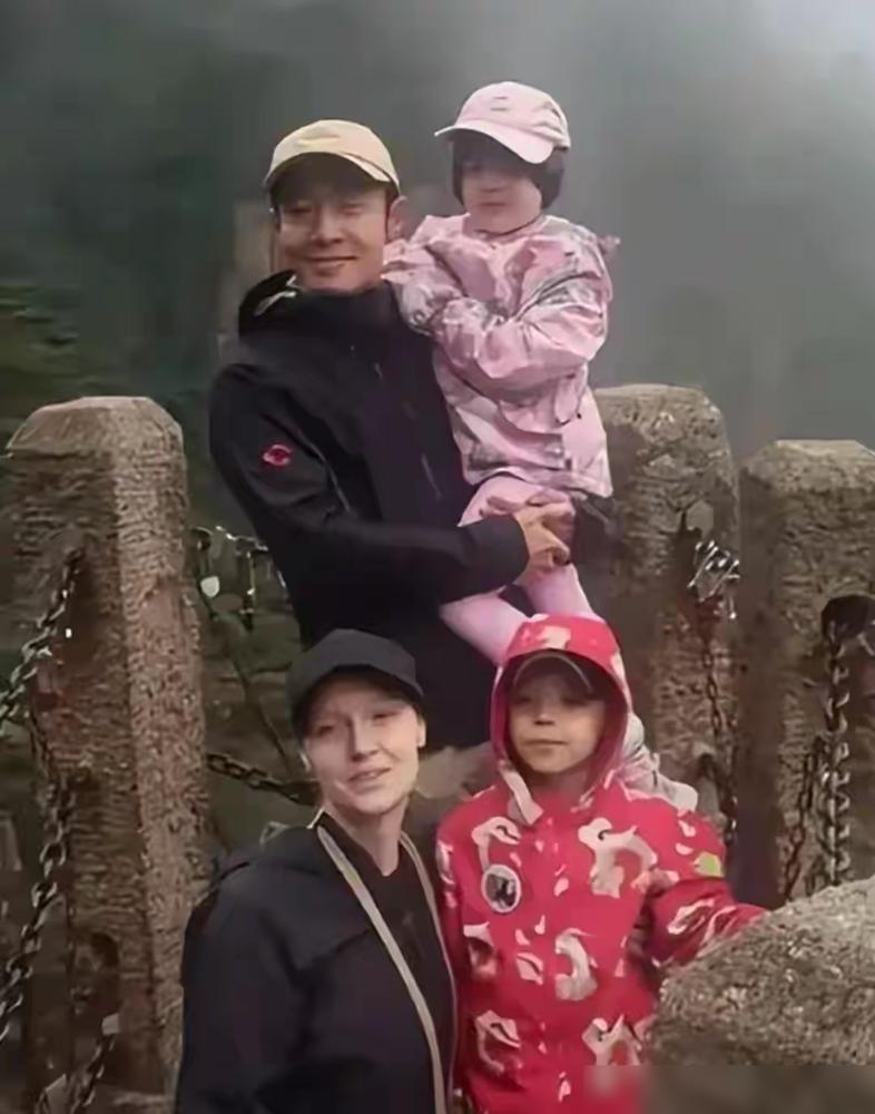 撒贝宁儿子穿花衣裳踩大鞋，被网友笑土，我却看到他北大博士老婆的狠劲。
你以为是