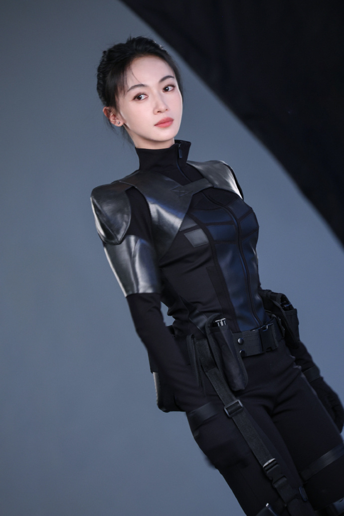 吴谨言特工姐吴谨言重生之门源起allblack冷脸萌造型，特工姐俺爱你！期待饰演