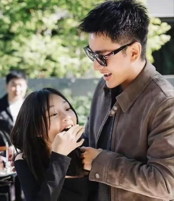 怎能拿贾乃亮陪女儿过节借题发挥？

头条上有位网名“问影”的网友撰写了一篇文章，