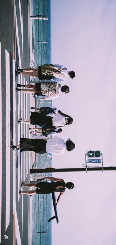 韩国在几个方面确实挺厉害。娱乐产业上，韩流音乐席卷全球，像防弹少年团，他们的专辑