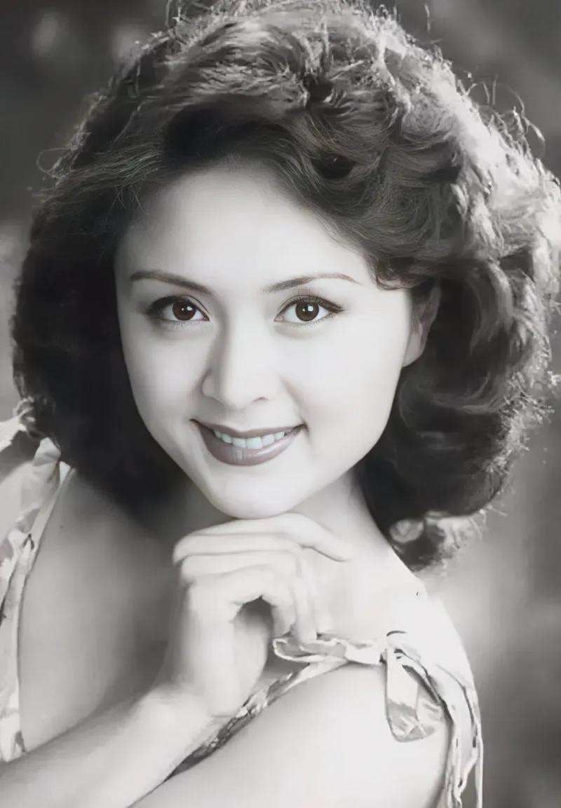 哇！好美的女子。
周玲，中国国家话剧院一级演员，曾获第二届中国戏剧梅花奖。198