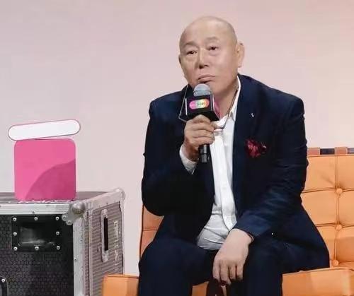 1993年，已经是亿万富翁的李成儒，把糟糠之妻和6岁儿子扫地出门。

那年春天，