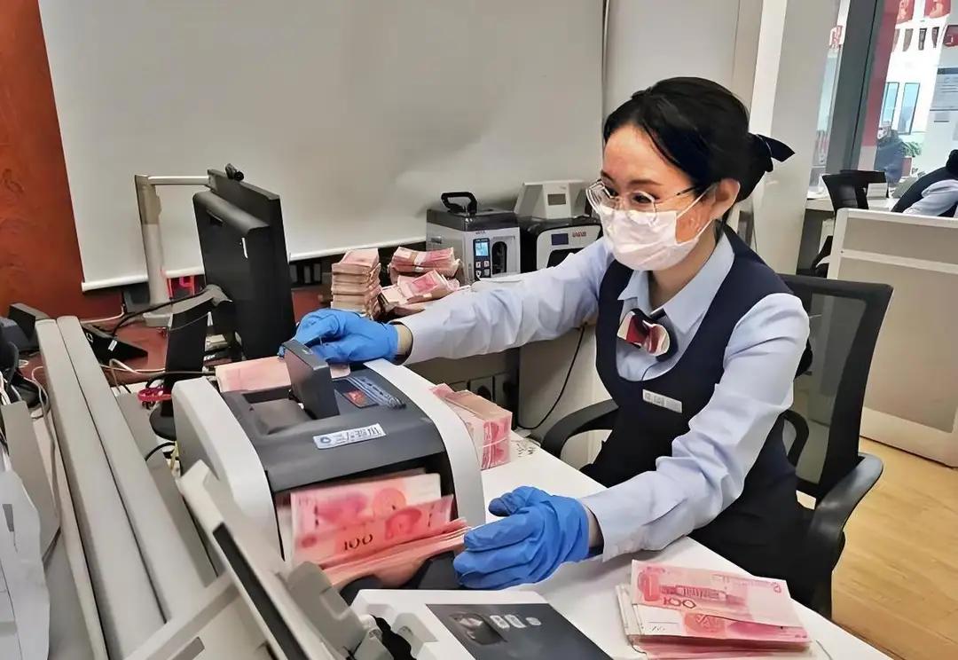 银行的金饭碗时代，其实已经落幕了！

银行在老一辈的眼里，就是妥妥的铁饭碗，父母