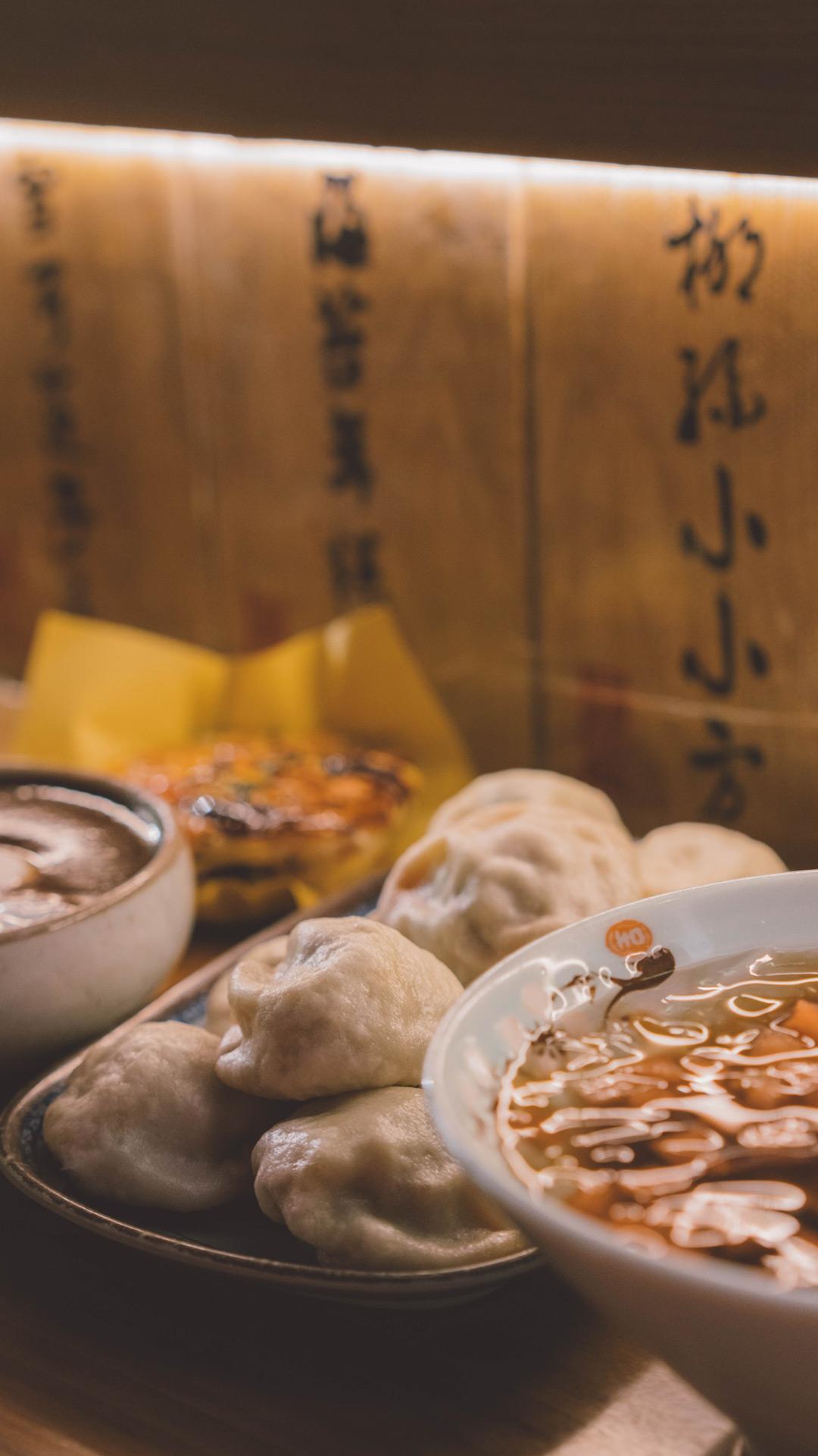 这问题啊，就像问“饭和水哪个重要”——少了哪个都不行，但真要论“根基”，健康肯定
