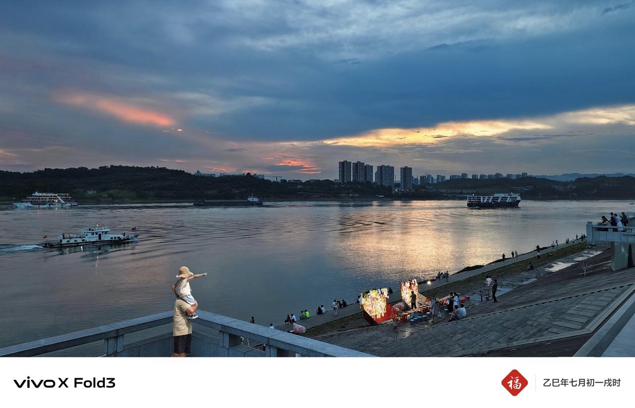 《捕捉城市的烟火》
        该标题中的“捕捉”暗喻城市烟火并非随处可见的