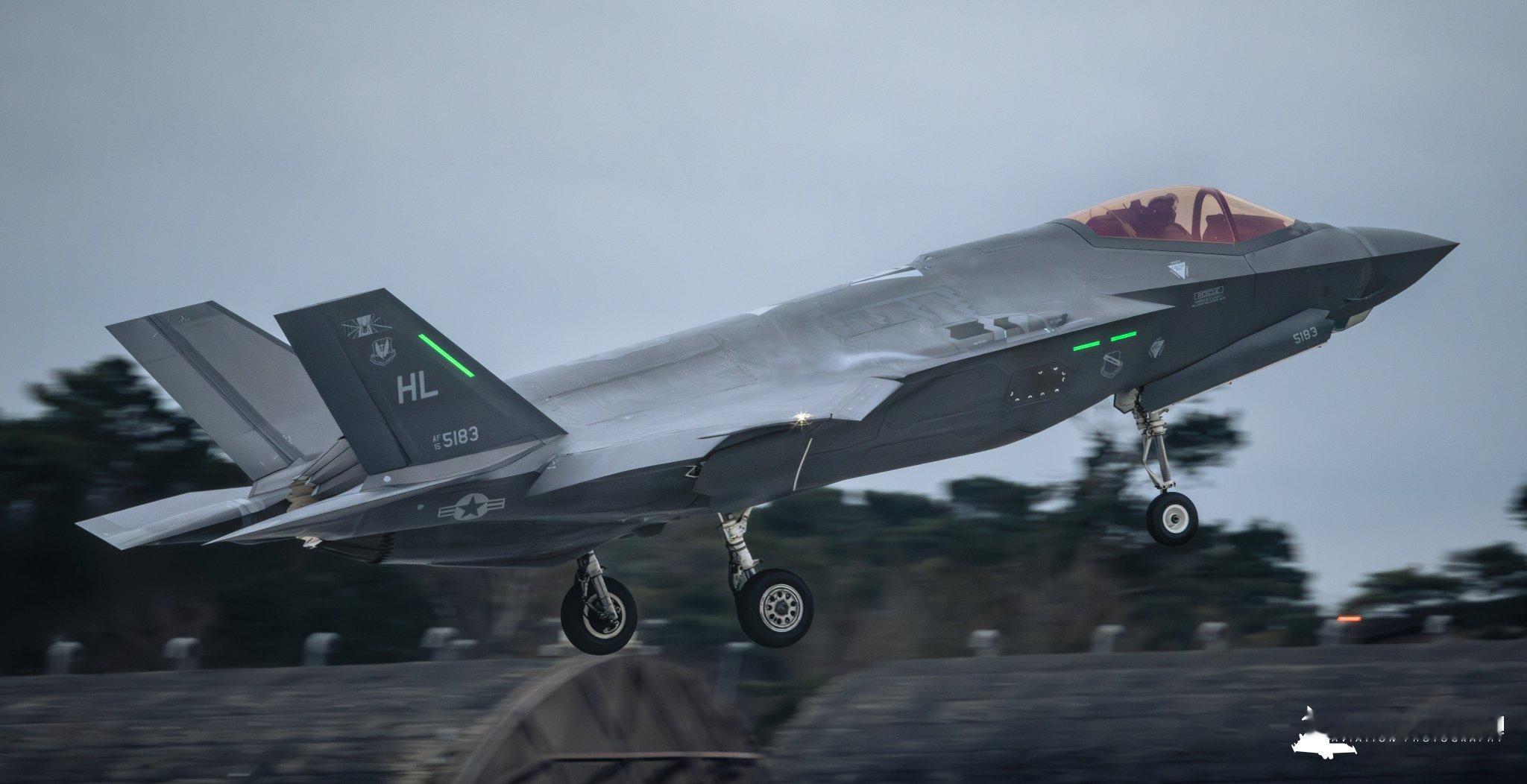 🔻提醒一下，今天有 12 架 F-35A 和 12 架 F-15E 抵达了英国
