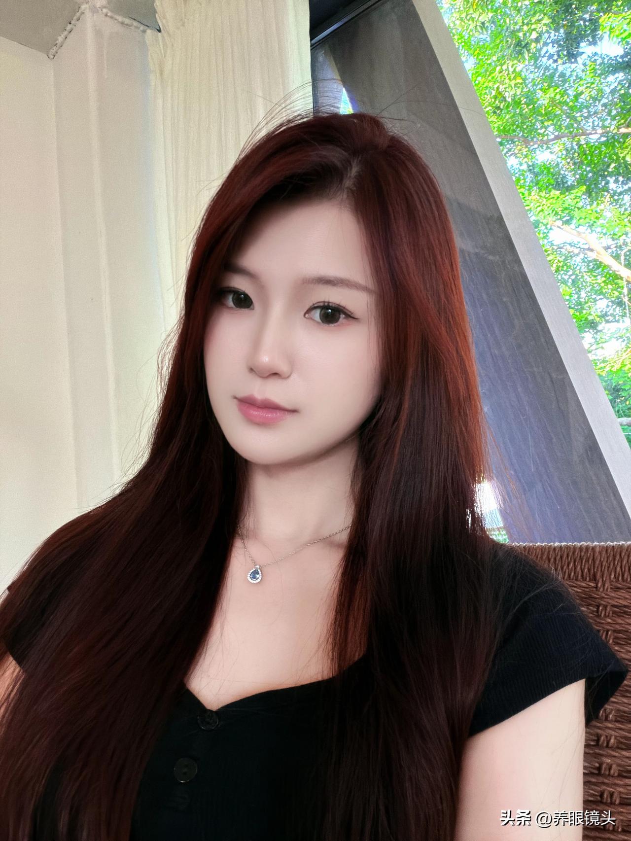 这姑娘长发飘飘，气质真好！