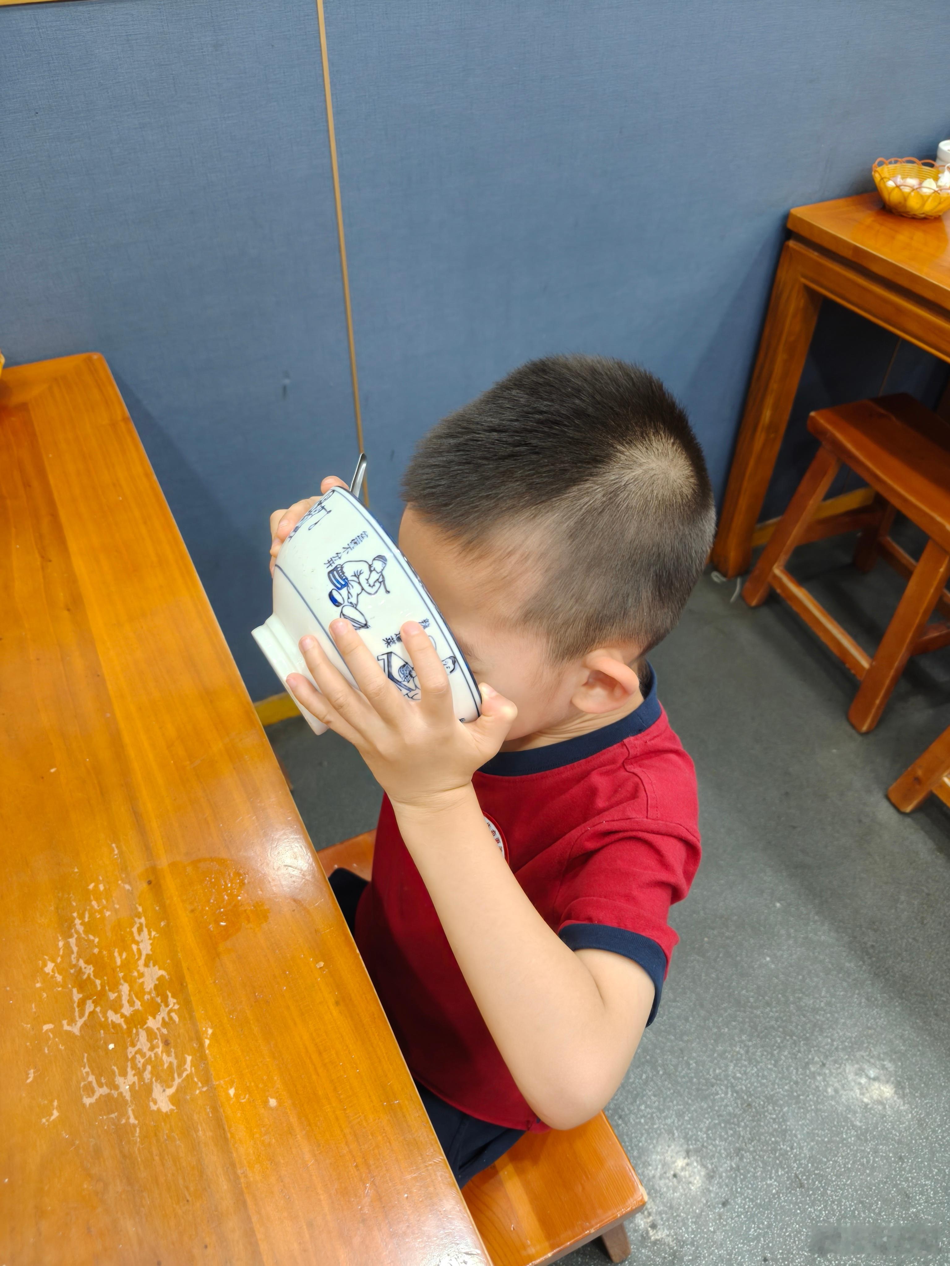 儿童节给买了一堆玩具，然后带小家伙出来干饭。[允悲] ​​​