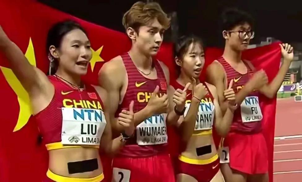 中国田径历史性突破！由付浩然、王雅伦、艾力西尔和刘英兰组成的中国队获得田径世青赛