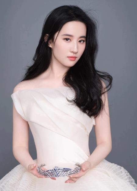 刘亦菲小时候的条件比我现在还好 网友深扒仙女姐姐刘亦菲的成长史，十岁的时候已拥有
