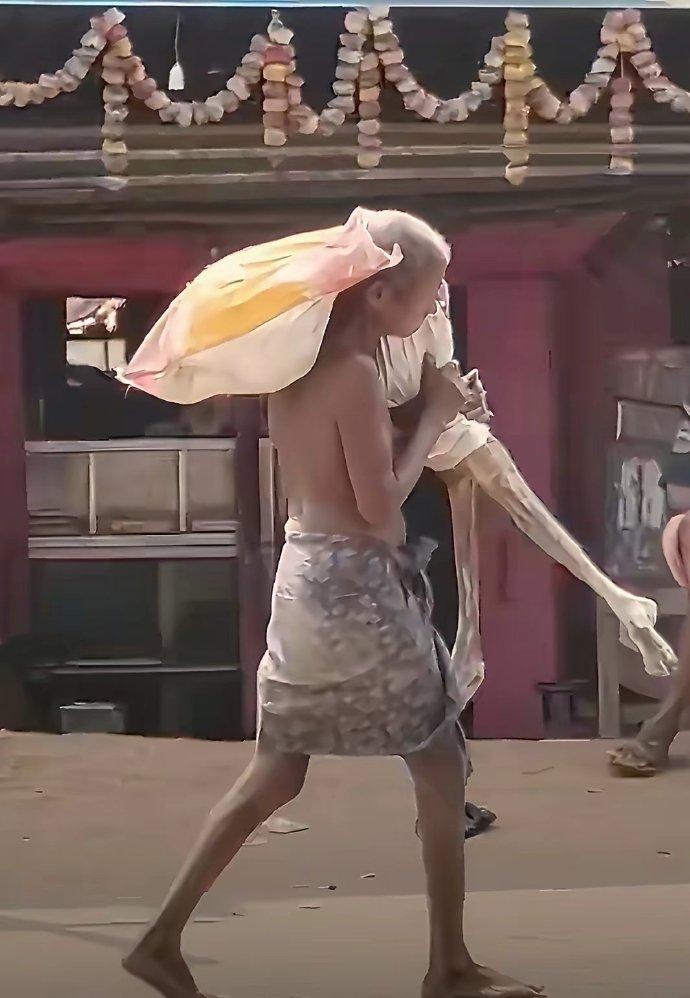 印度“狠人”扛着姐姐的尸骨去银行取钱！烈日下，一个50多岁的印度男人，扛着一具已