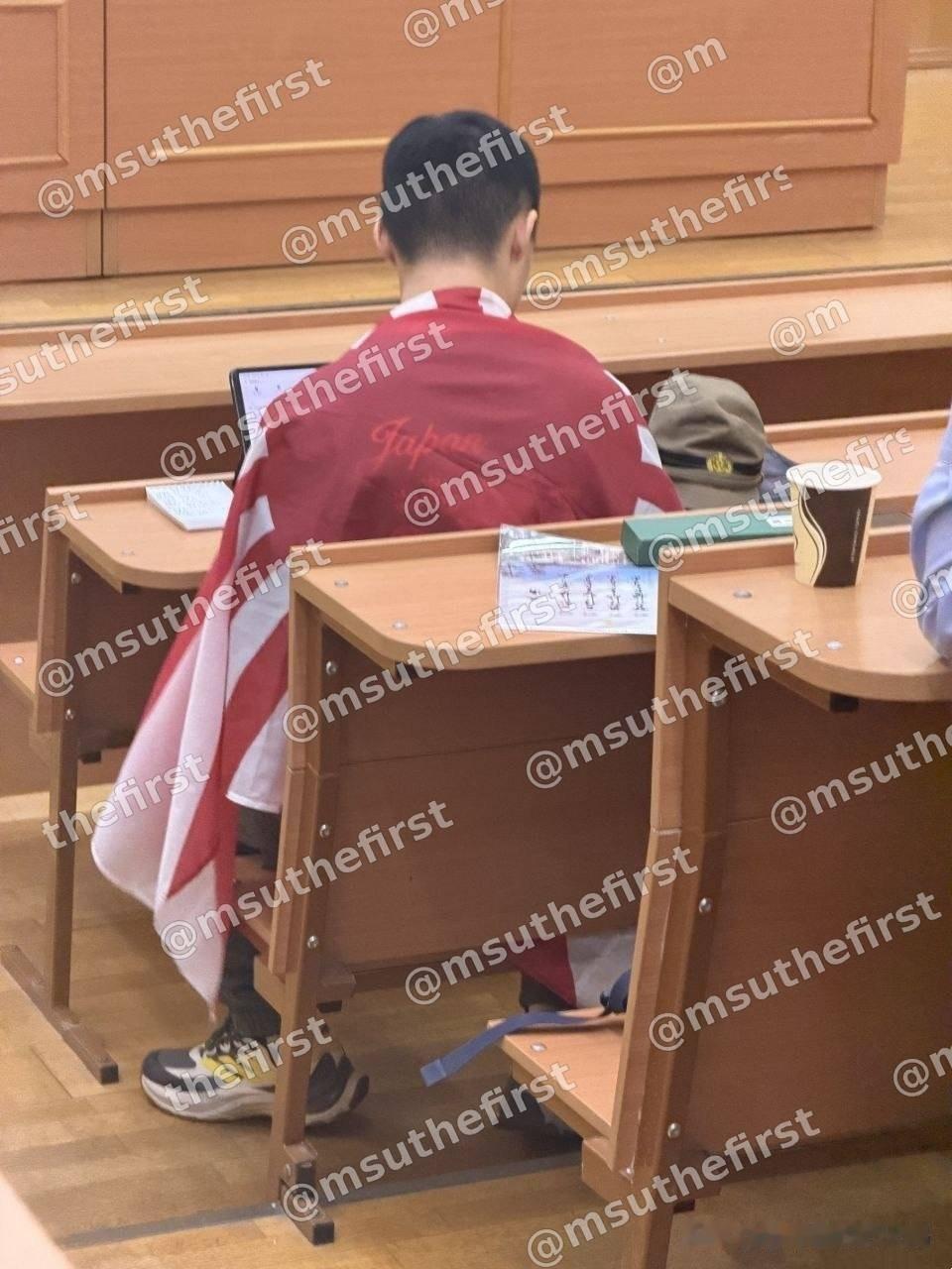 #莫斯科国立大学历史系中国留学生身披旭日旗# 
莫斯科大学历史系一名中国学生课堂