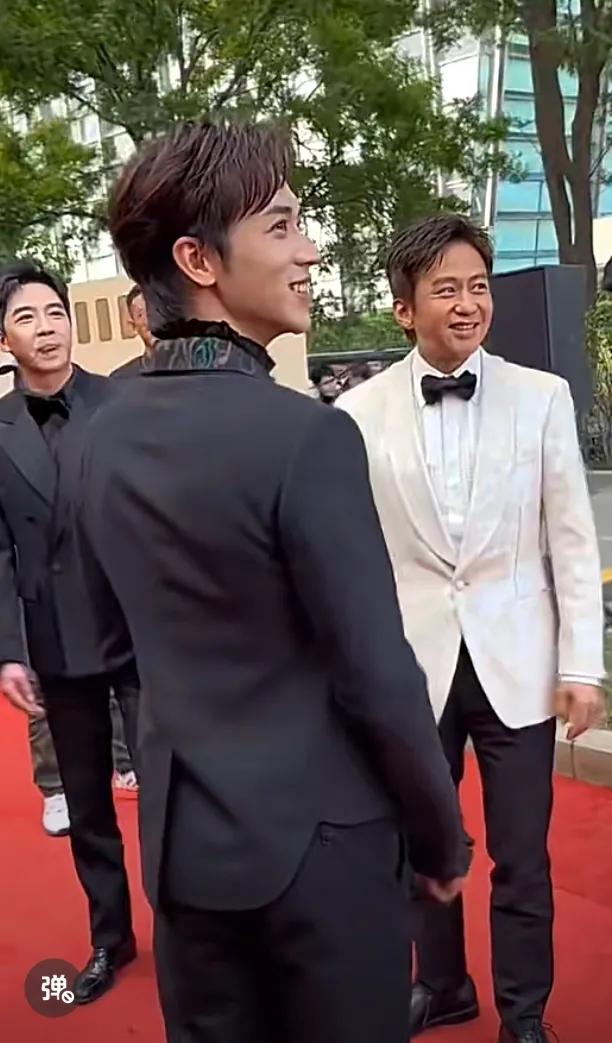 邓超的个子真没想象得高。还记得他某次参加会议留影时，在人群后的抬脚动作吗？看他和