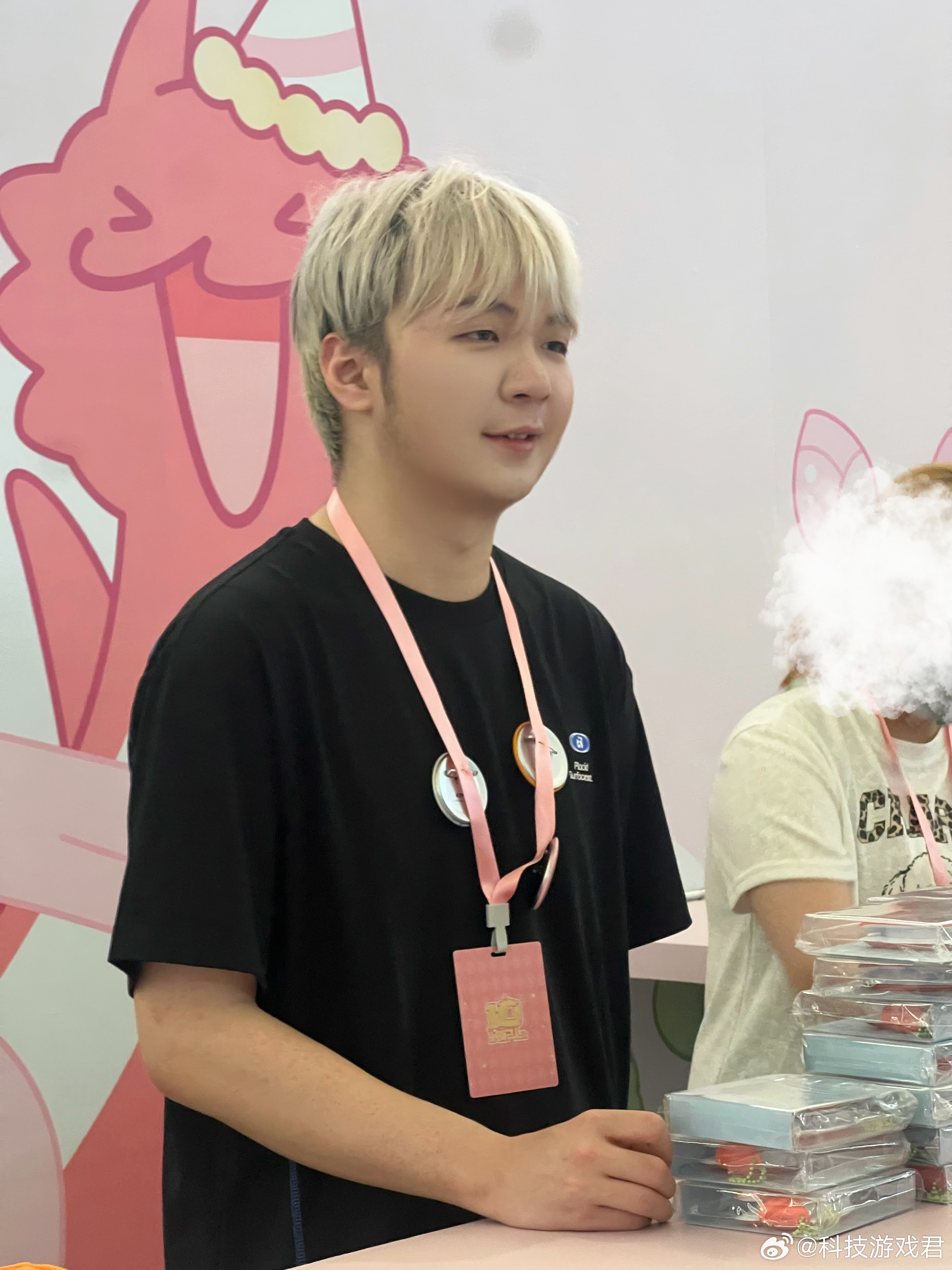LGDNBW小分队KPL快闪打卡九尾空降KPL快闪线下快闪偶遇九尾，还能领到他准