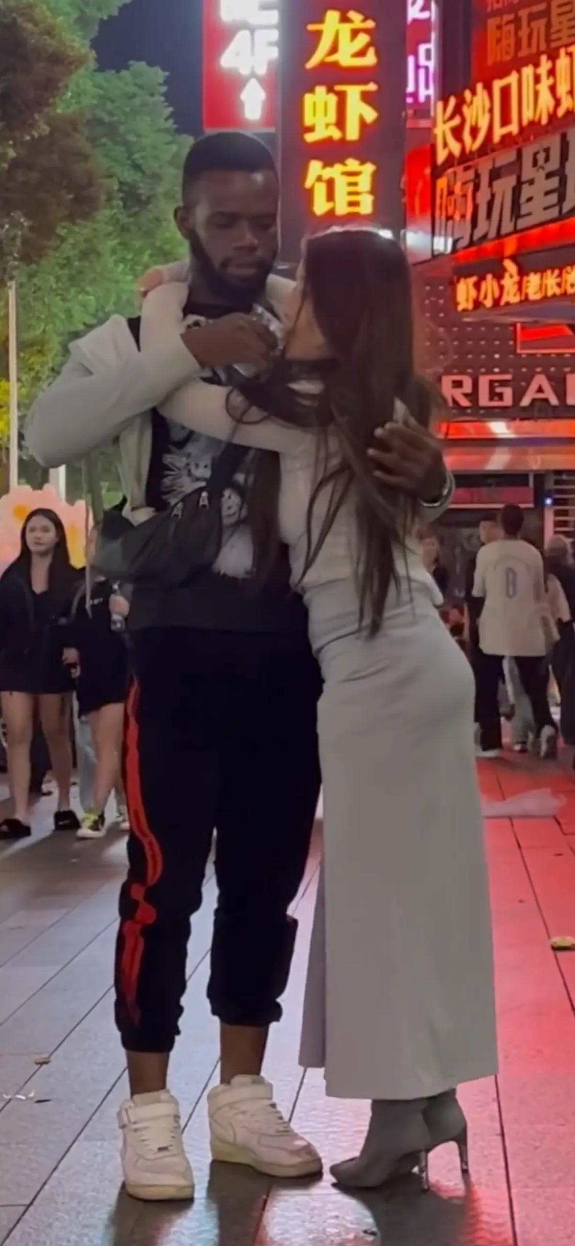 我就非常纳闷一件事，也算是不解吧，为啥一个个又精又灵又漂亮的女孩子偏偏喜欢非洲的