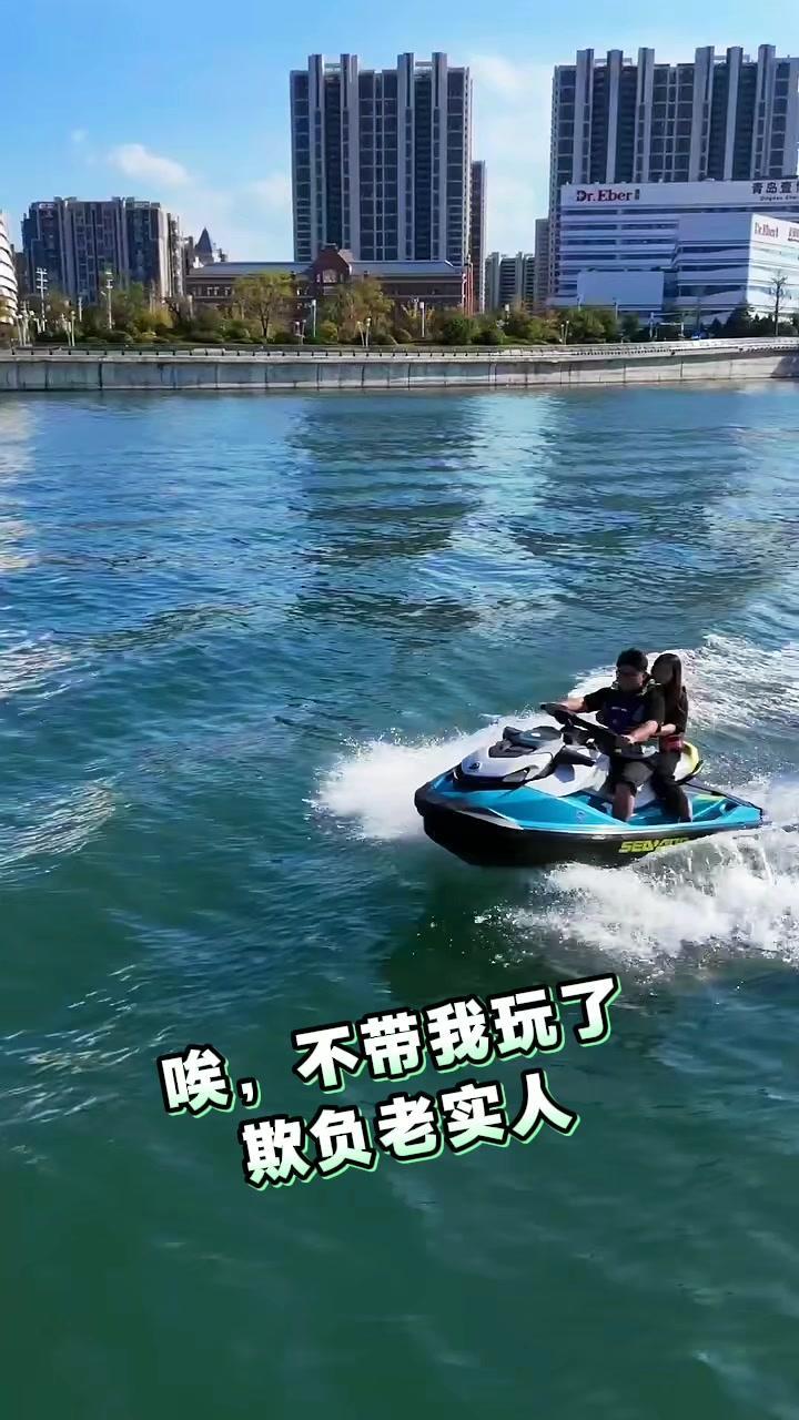 🌊摩托艇玩嗨后的放言时刻！身体刚缓过来就放狠话，等我养好直接冲太平洋冲浪，谁都
