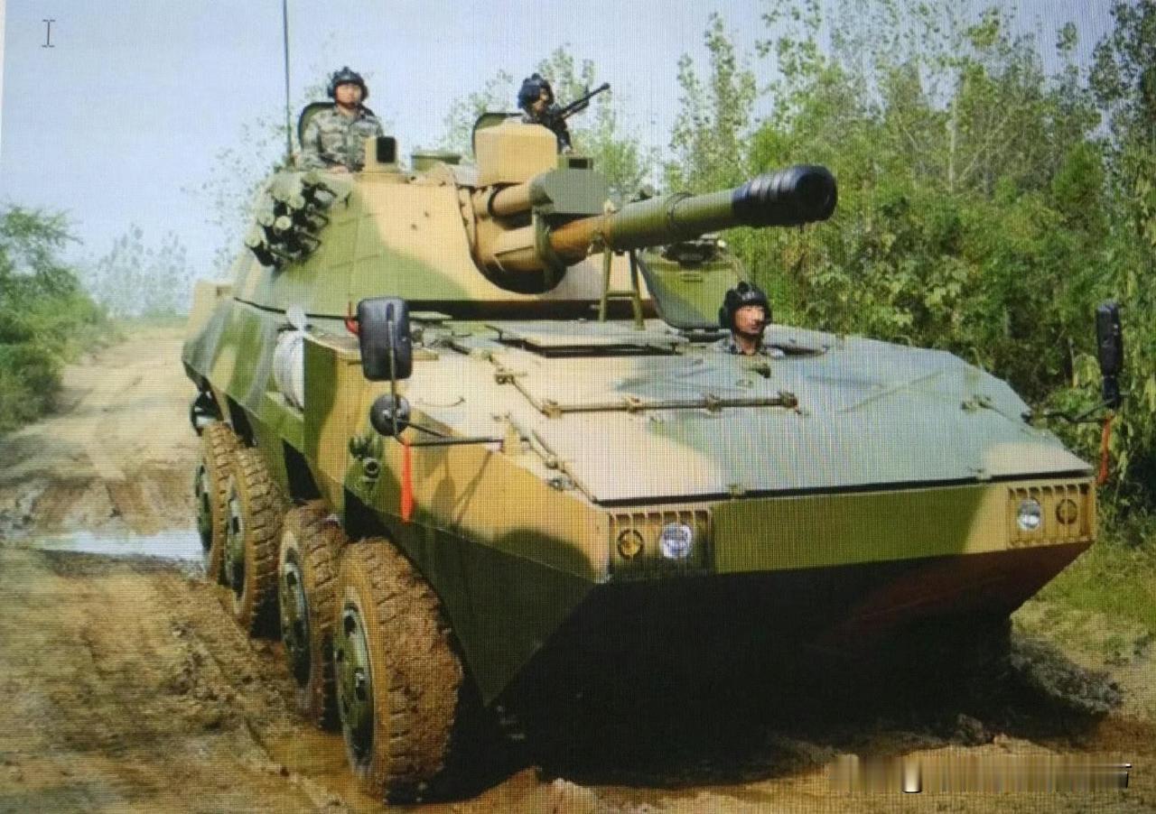 “老而弥坚”的早期“大八轮”——PLL-09式122毫米轮式自行榴弹炮。该炮是陆