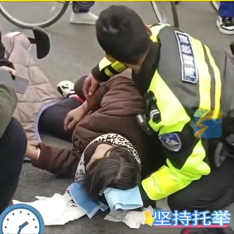 那些交警与民众惺惺相惜的瞬间。12月3日，山东德州禹城市的一个寒冷的清晨，城市正