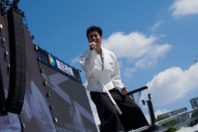 满江曾和梅婷严屹宽演偶像剧谁能想到歌手满江的拍戏起点这么厉害，搭档全是熟人，还是