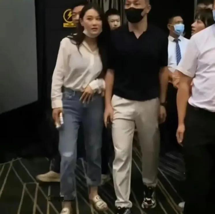 没想到，一直以来被人们称为“黑料女王”的张馨予竟然遭到了婚姻不幸福的质疑。最近，