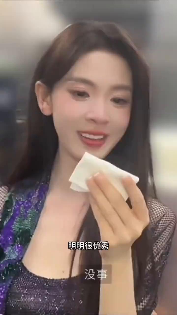 看完陈瑶的乘风毕业vlog我都哭惨了。
易南平一直说着没关系，但是那种遗憾和失落