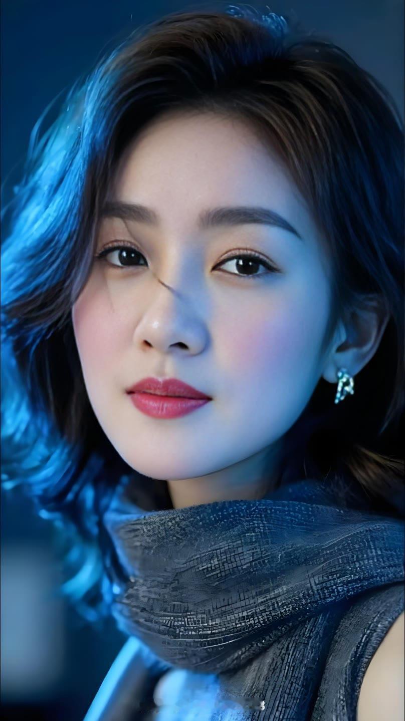 梦幻蓝调光影，柔美发丝飘逸，优雅气质尽显。