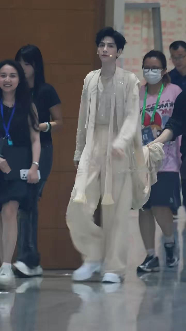 罗云熙《天赐的声音》正面路透这是真的自带仙气，新皮肤好温柔录制顺利罗云熙罗云熙