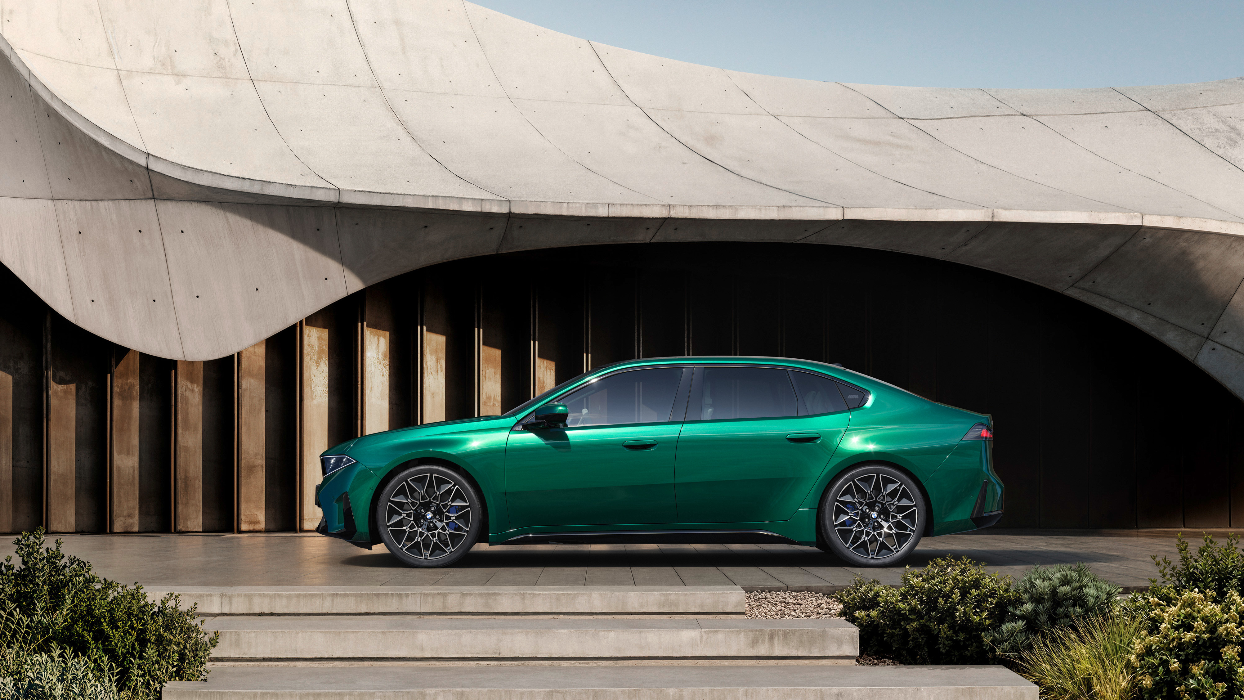 新世代BMW i3长轴距版全球首秀！首秀车型这个曼岛绿车漆太对味儿了！这是源自宝